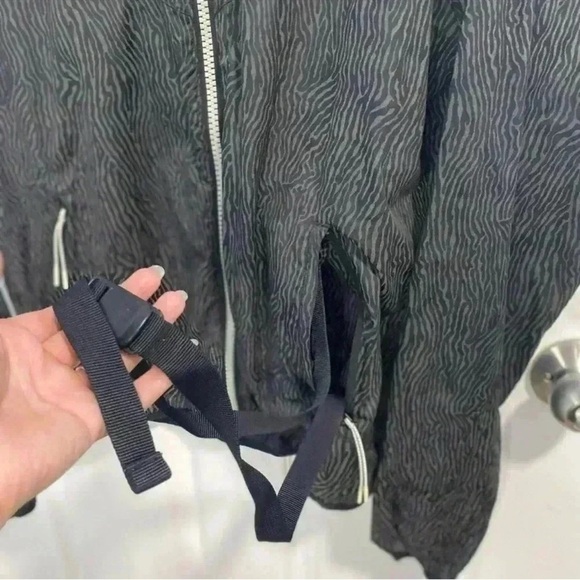 NIKE Women's Zebra Reflective Windbreaker
Size Medium - Picture 4 of 10